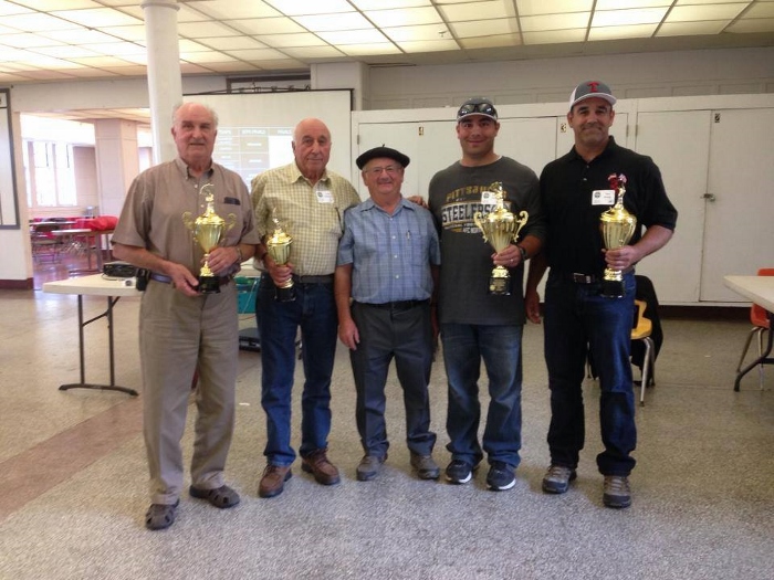 Las parejas vencedoras del Campeonato Nacional de Mus de EEUU 2014. De izda. a derecha, Tony Espinal y Cecilio Echamendi (de San Francisco), subcampeones; Pierro Etcharren, responsable de Mus de NABO; y Tony y Darren Uranga, campeones (de Homedale, Idaho)